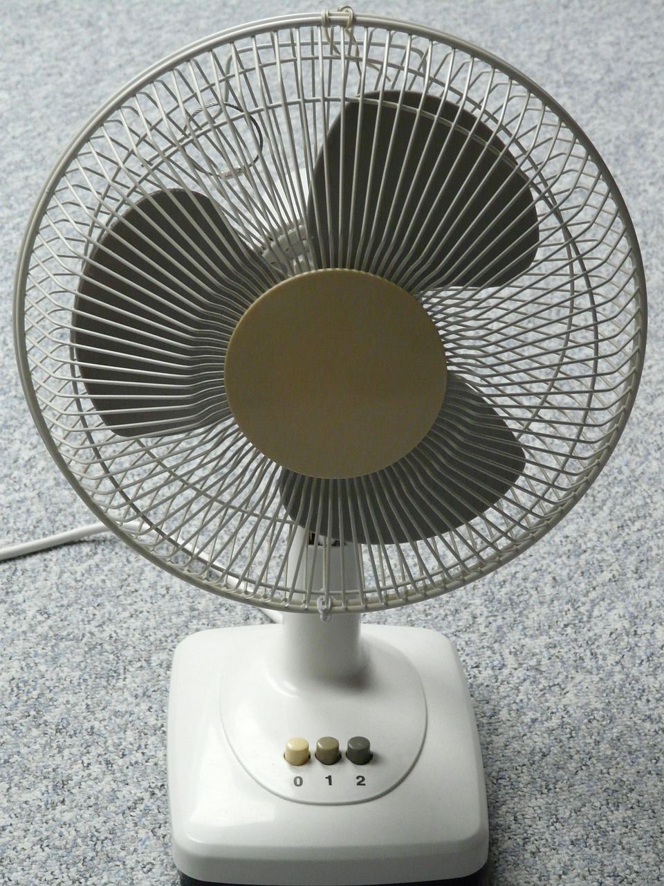 Mobile A/C technician servicing car in Miami-Dade