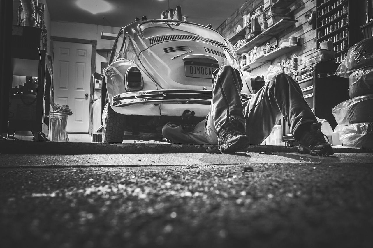 Hialeah mobile tire technician changing a flat tire