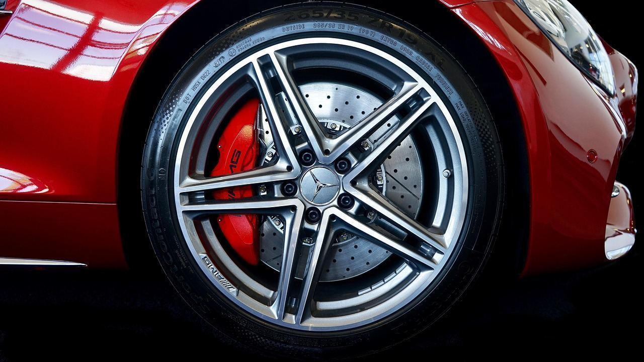 Miami-Dade flat tire service technician